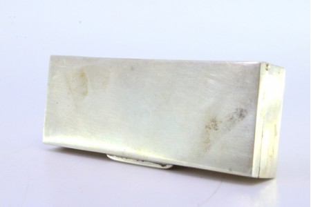 Caixa de rapé em prata lisa com tampa basculante e interior dourado.